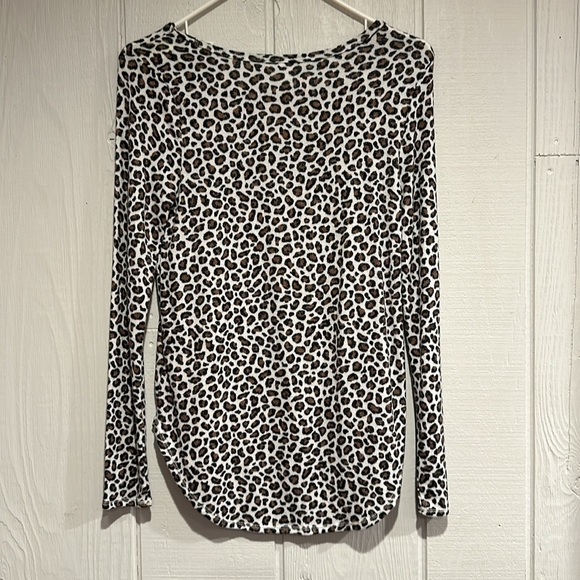 Old Navy Leopard Print Long Sleeve Top - Picture 5 of 6